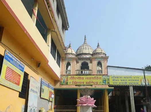 Pilgrims and devotees at Narahari Dham
