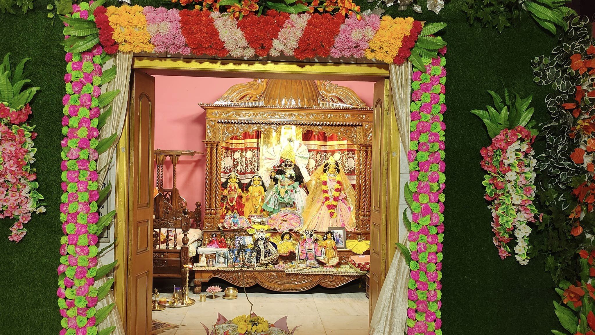 Deities & Worship at Narahari Dham