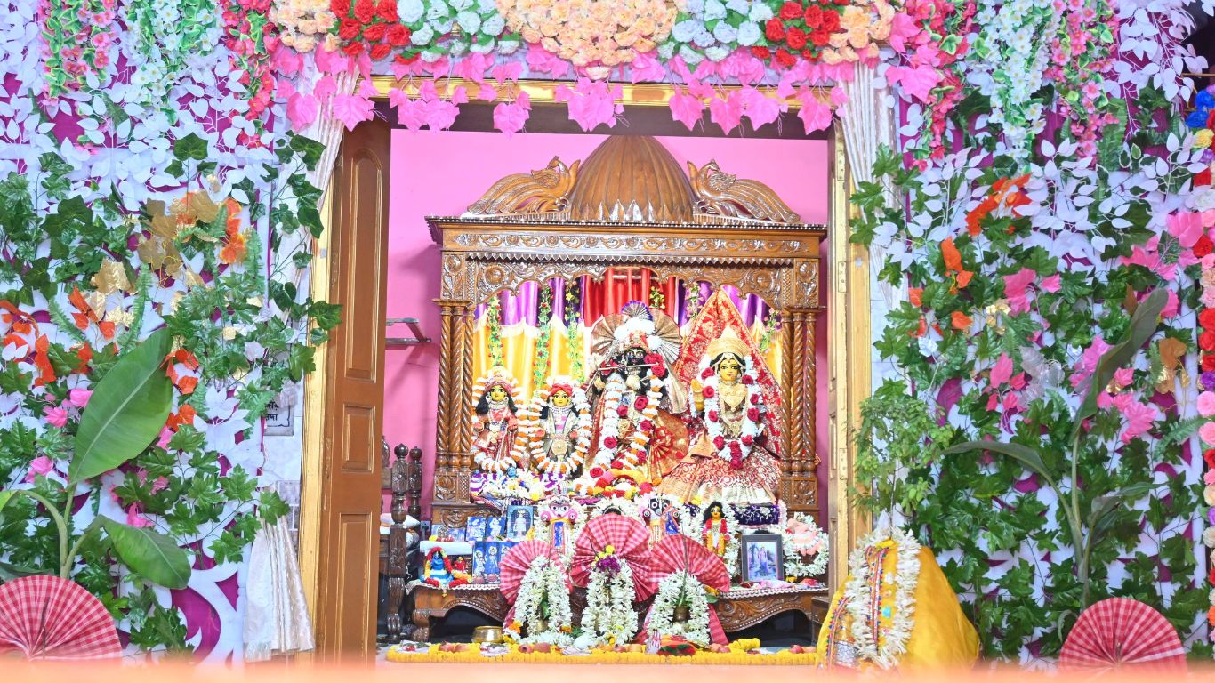 Deities & Worship at Narahari Dham