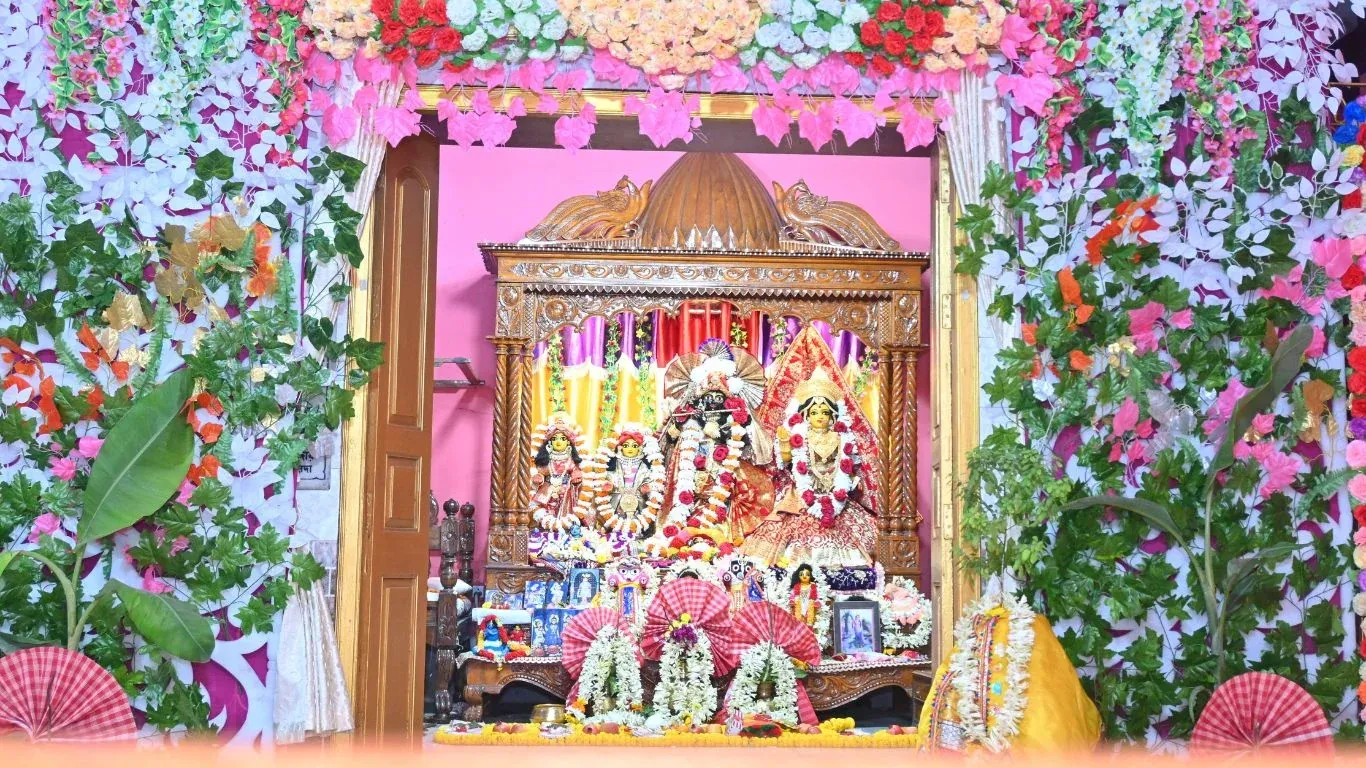 Deities & Worship at Narahari Dham